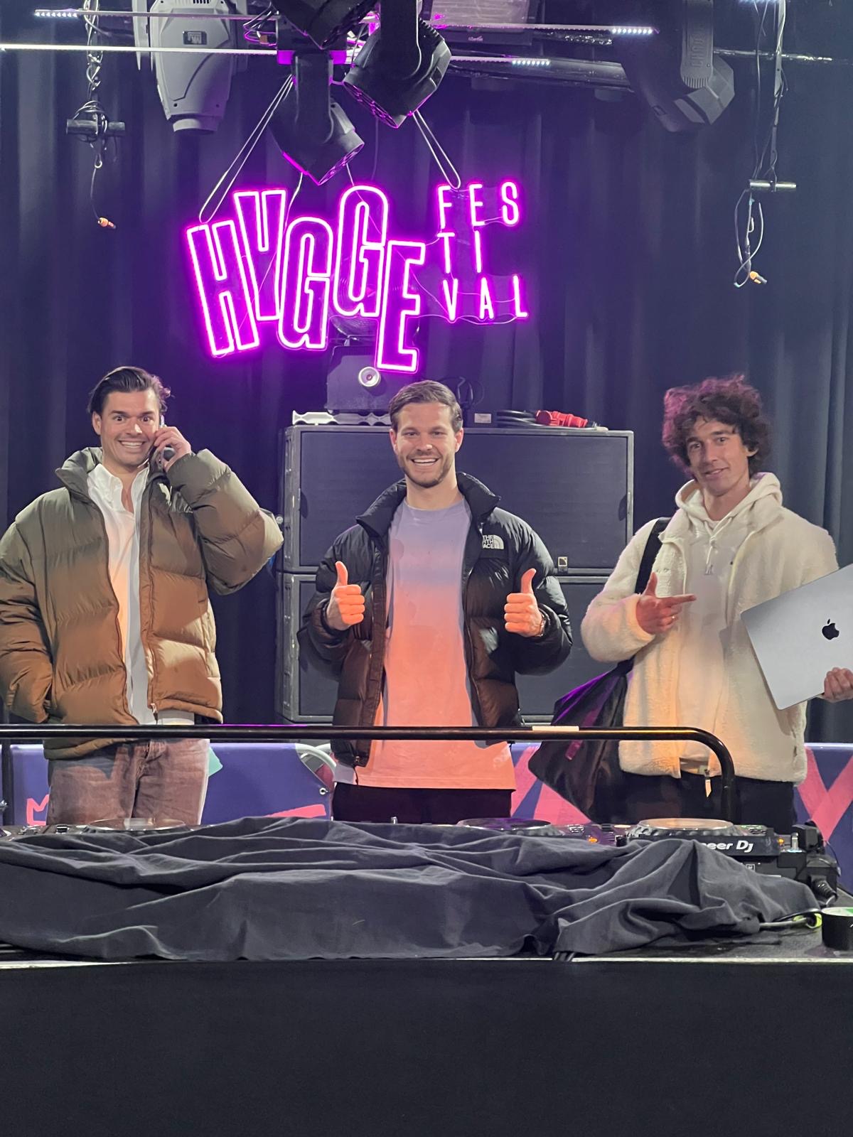 Dylan, Martijn en Jesse op het podium van Hygge Festival